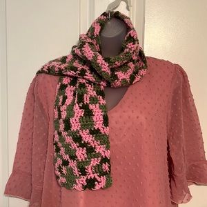 2 for $25 🧡🆕 Hand-crocheted pink/green scarf with scalloped edge